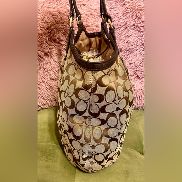 COACH: Monogram Purse - GUC - Picture 6 of 14